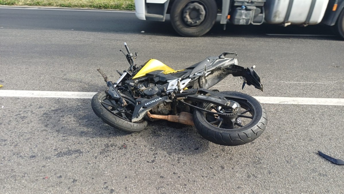 Motociclista morre em acidente com caminhão na Via Dutra, em Volta Redonda