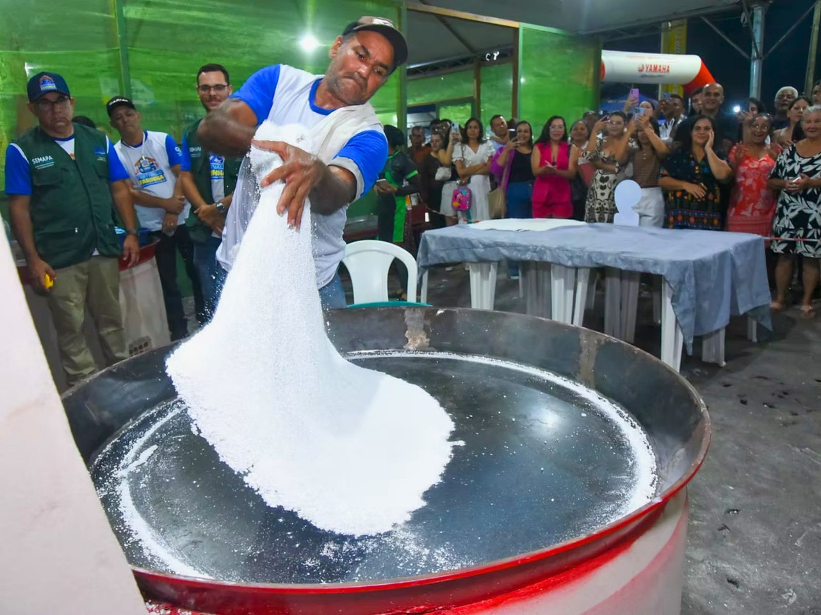 Tapioca com mais de 1 metro de diâmetro vence concurso do Festival da Farinha no Acre; VÍDEO