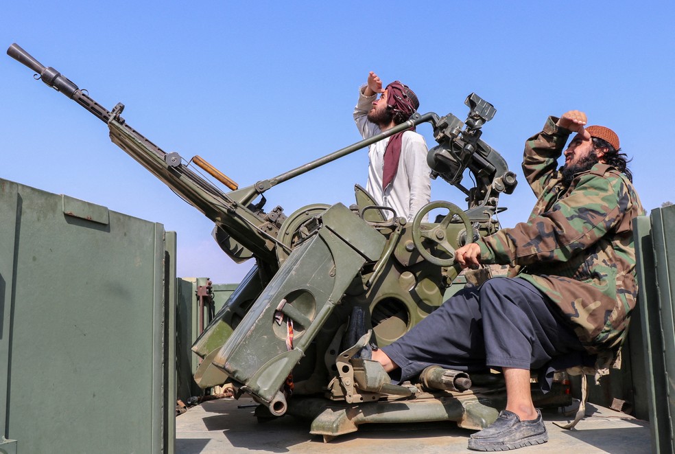 Soldados talibãs sentam-se ao lado de uma arma antiaérea enquanto vigiam os caças paquistaneses, na província de Khost, Afeganistão, em fevereiro de 2026., em 27 de fevereiro de 2026 — Foto: Reuters