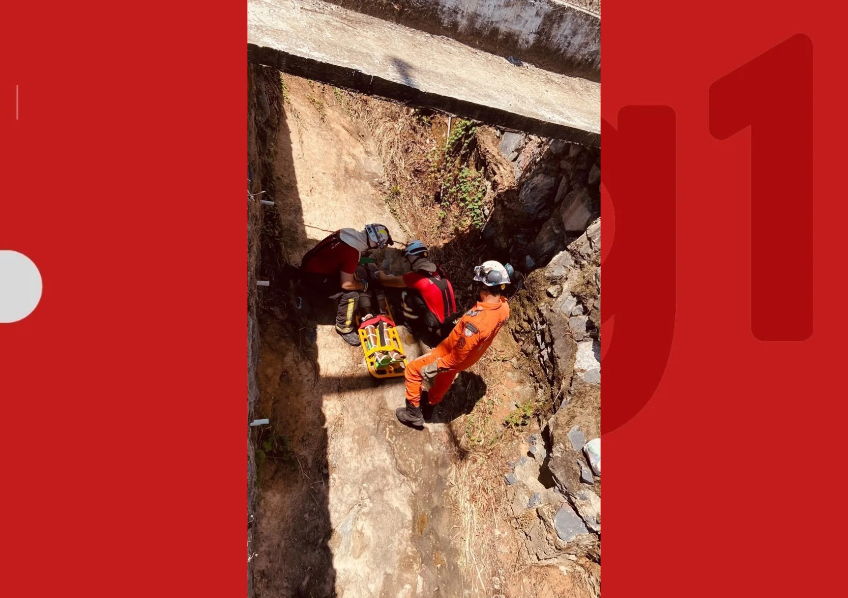 Idoso de 80 anos é resgatado após ficar preso em canal com cinco metros de profundidade na Bahia