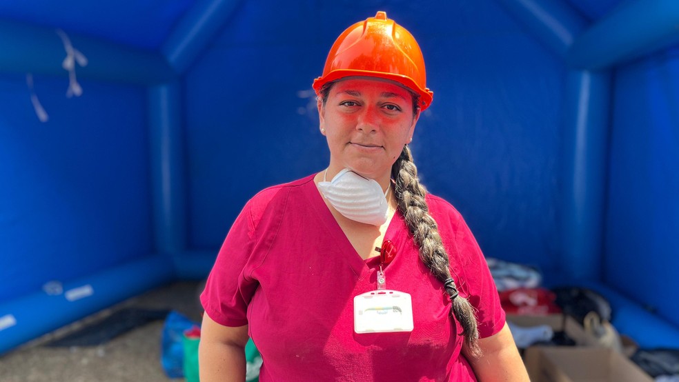 'Nós, os voluntários, fomos os que carregamos os corpos para fora', conta Kelly Díaz, que ajuda nos resgates em escola da filha — Foto: BBC News Mundo