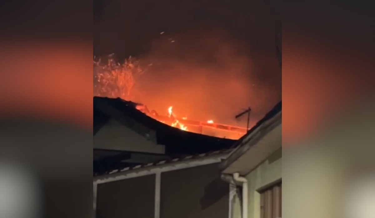 VÍDEO: incêndio em casa desocupada assusta vizinhos; chamas foram controladas pelos bombeiros
