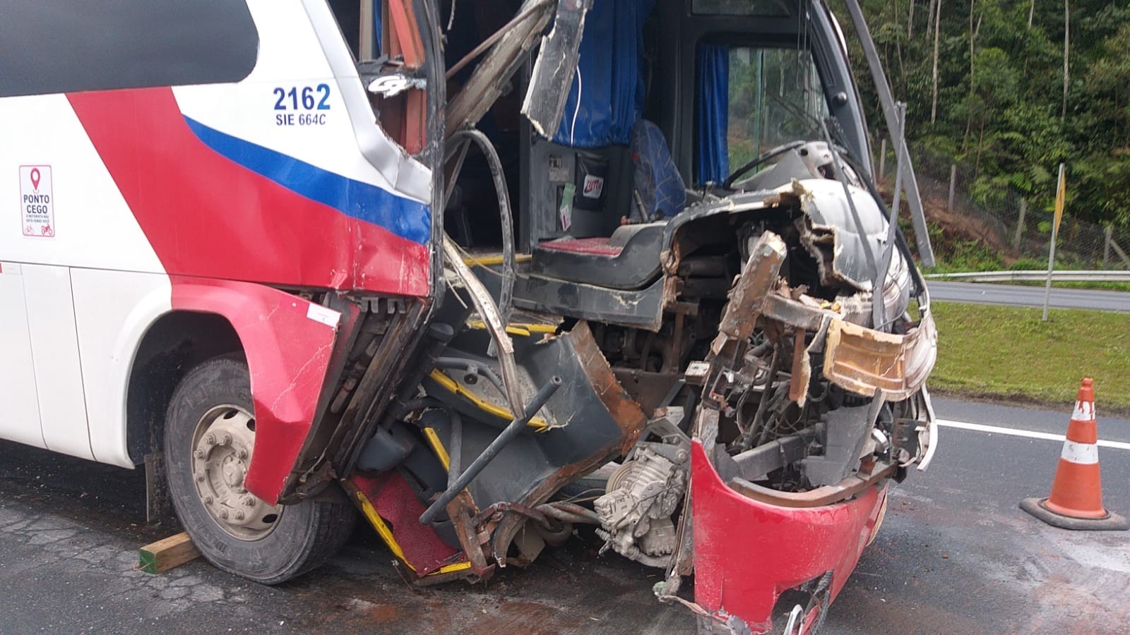 Acidente entre carreta e ônibus deixa feridos e bloqueia trânsito na BR-470, em SC