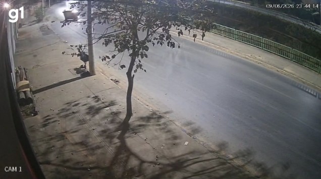 Carro de aplicativo capota em avenida de Montes Claros e deixa motorista e passageira feridos; VÍDEO