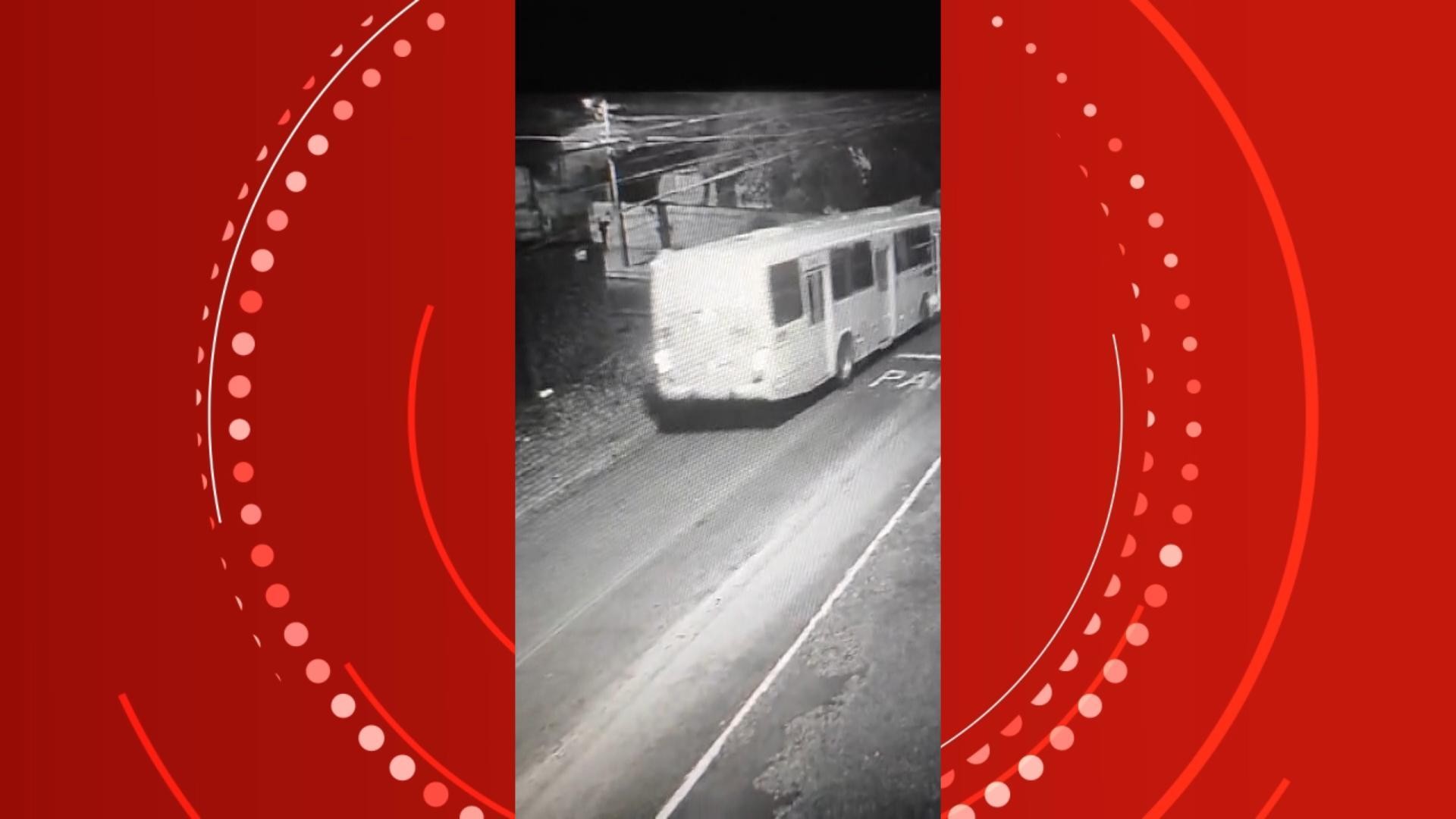 VÍDEO: ônibus perde os freios, desce de ré e bate contra muro de casa na Grande Curitiba