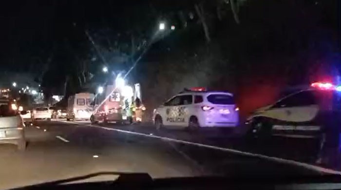 Após colisão entre carro e moto, acidente envolve vários veículos e deixa trânsito lento na Rodovia Raposo Tavares