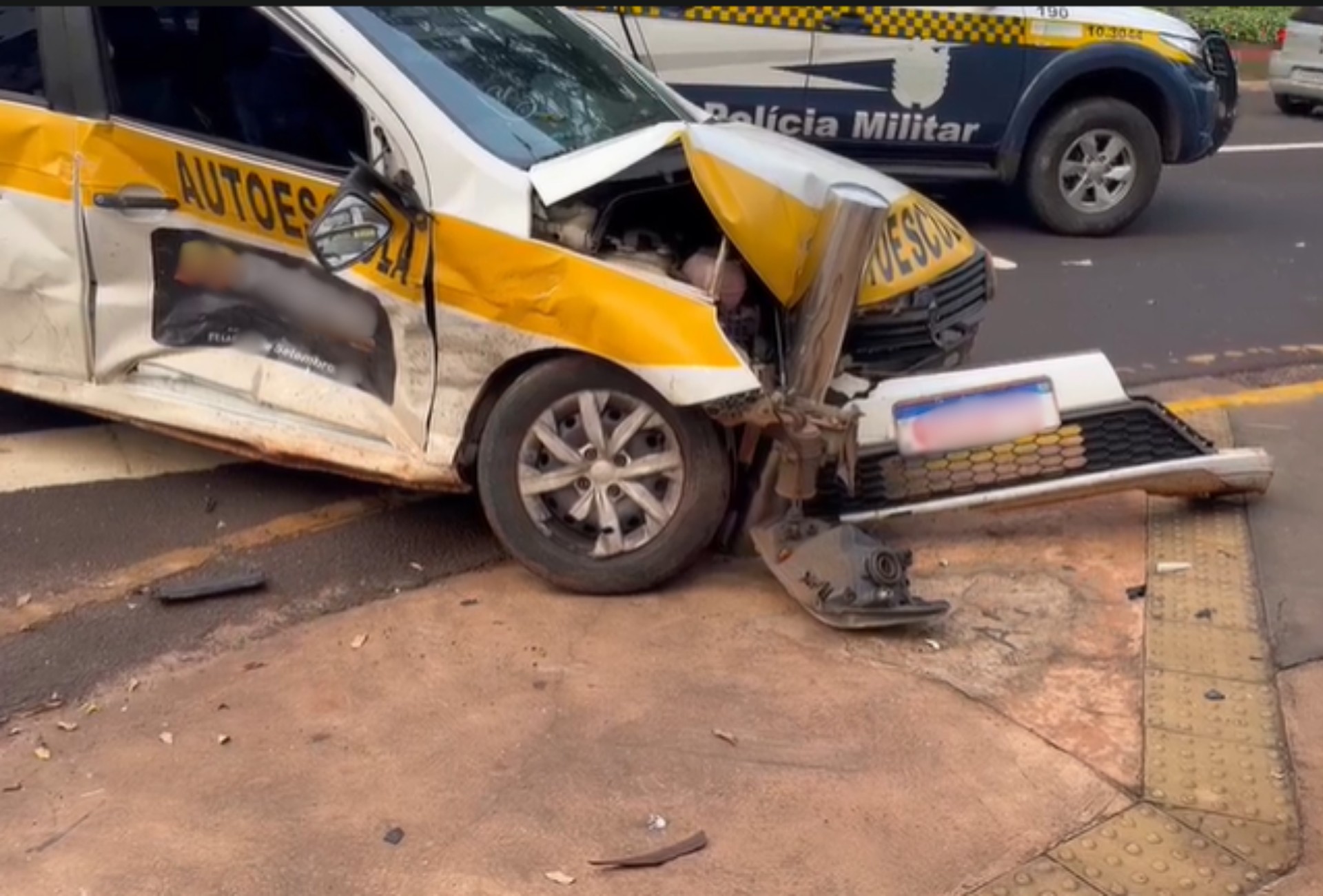 Acidente entre carro e veículo de autoescola deixa aluno ferido em Campo Grande