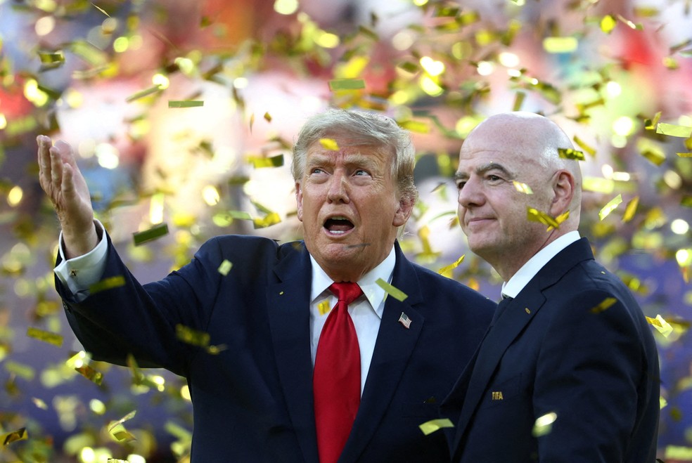 O presidente dos EUA, Donald Trump, e o presidente da FIFA, Gianni Infantino, durante a entrega da Copa do Mundo — Foto: IMAGN IMAGES via Reuters/Mark J Rebilas