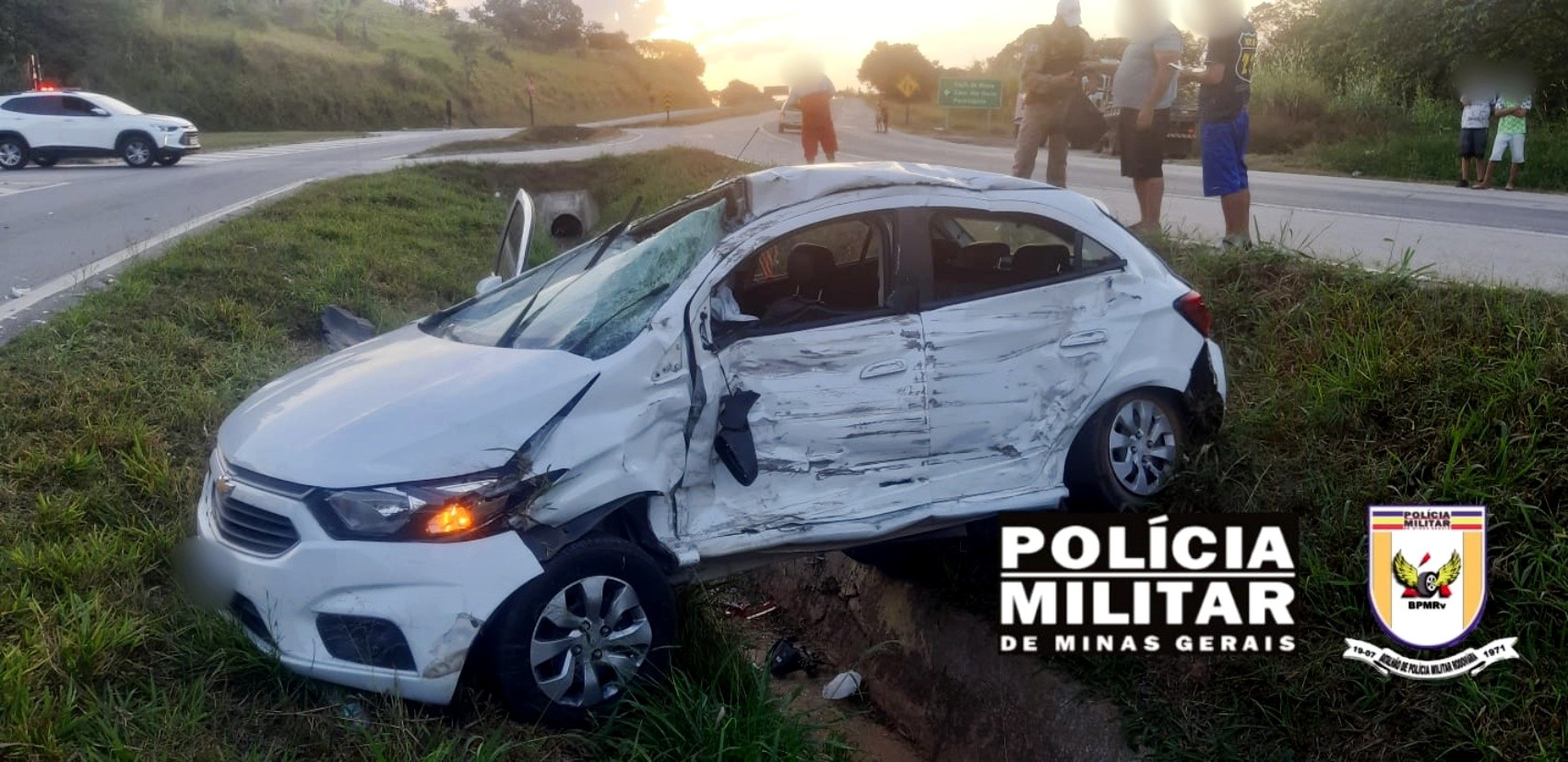 Mulher morre após batida entre carro e carreta em trevo da BR-459, em Santa Rita do Sapucaí; veja VÍDEO