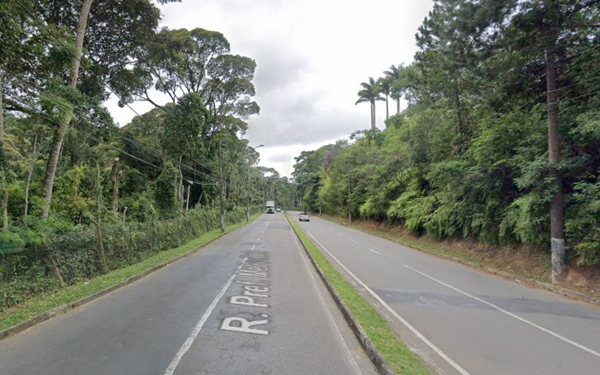 Rapaz perde controle da moto, bate em canteiro central e morre em Juiz de Fora