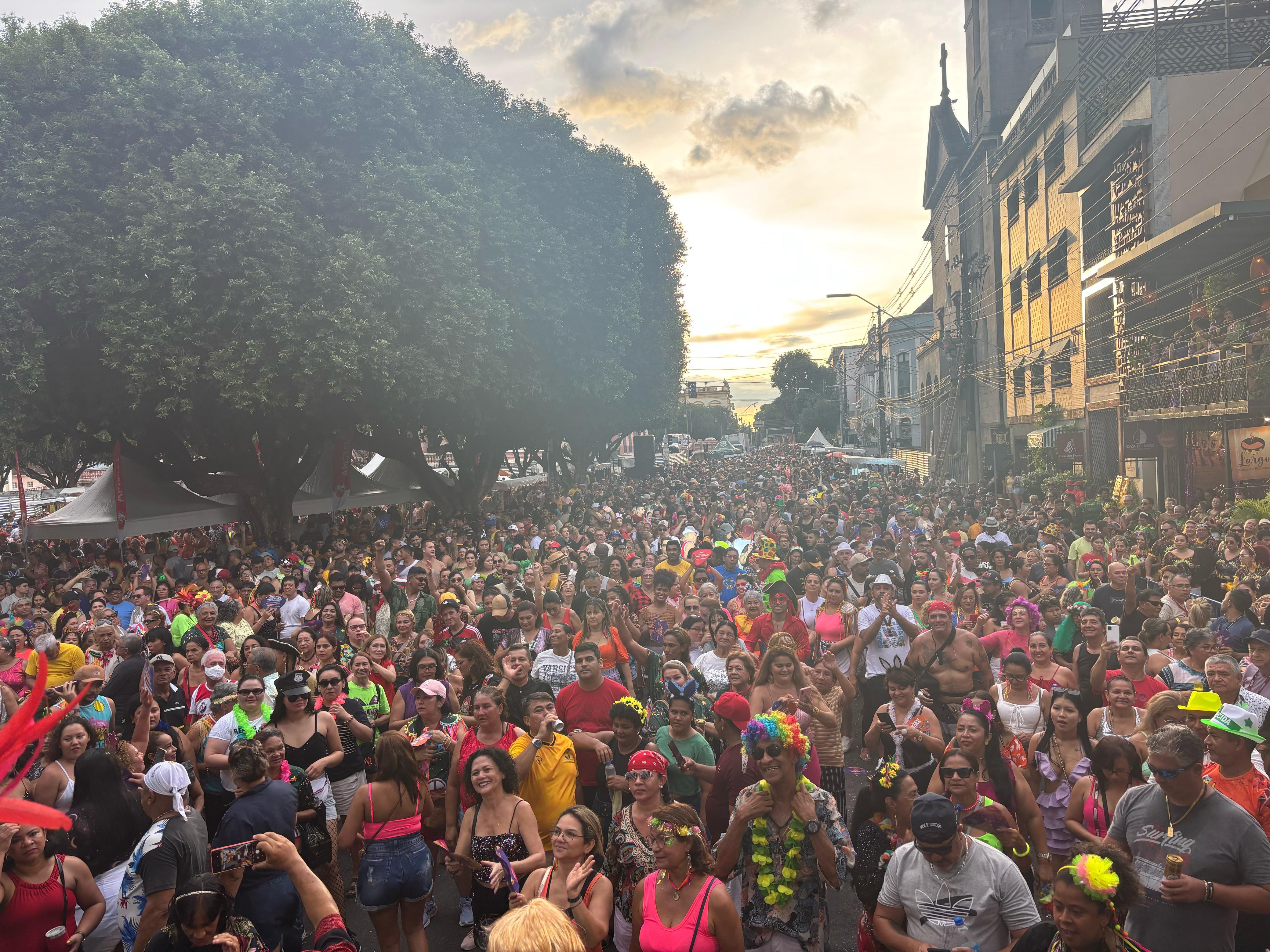 FOTOS: tradicional Banda da Bica reúne milhares de foliões no Centro de Manaus