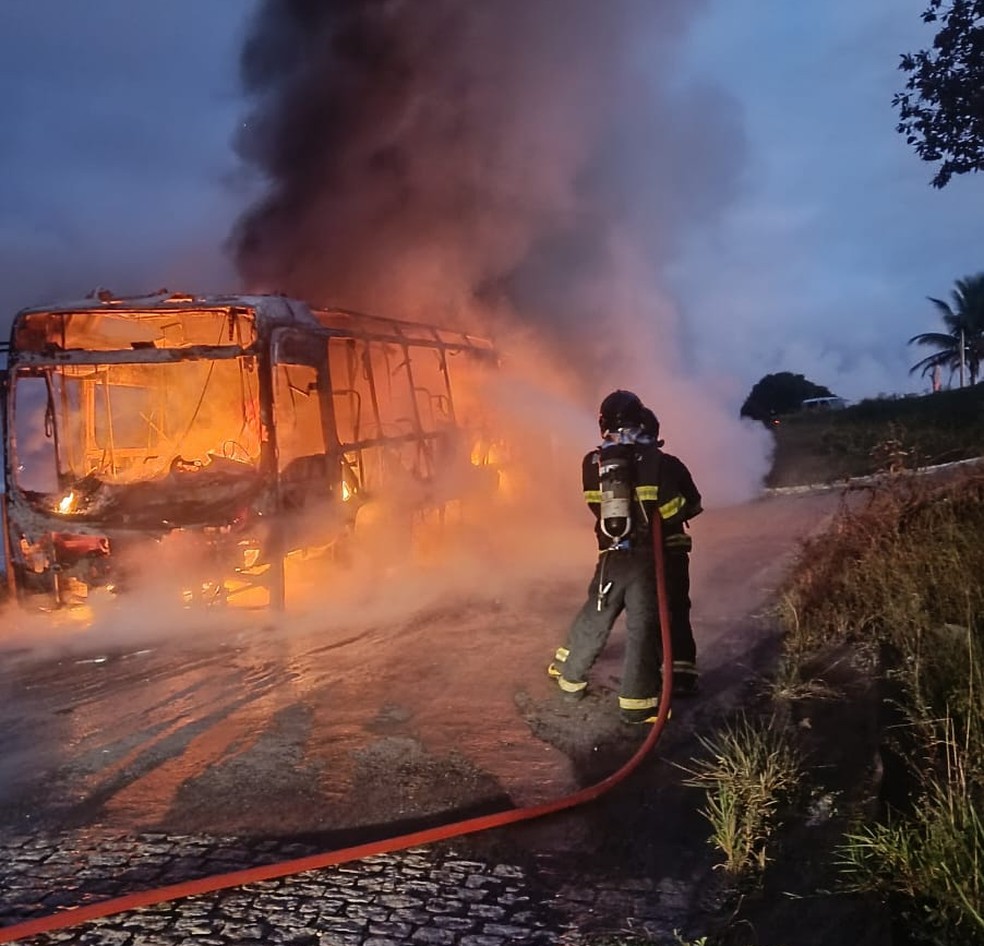 Ônibus de turismo que seguia de Montes Claros para Porto Seguro pega fogo  na BR-251