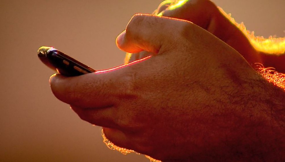Homem com celular na mão — Foto: Reprodução/EPTV