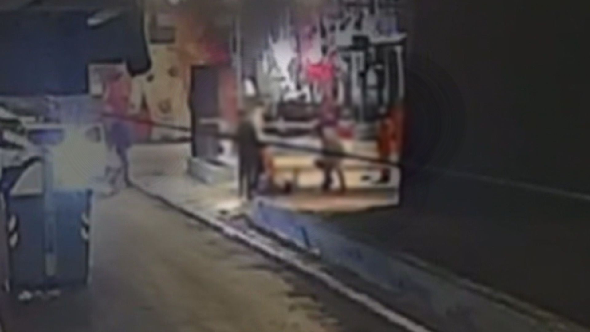 Adolescente é suspeito de matar gari com golpes de pá em Porto Alegre; VÍDEO mostra agressão