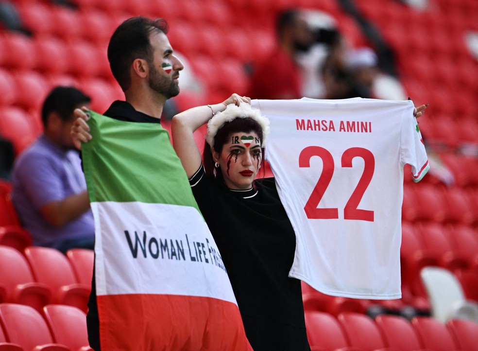 Inglaterra goleia o Irã, e protestos entram em campo no Catar