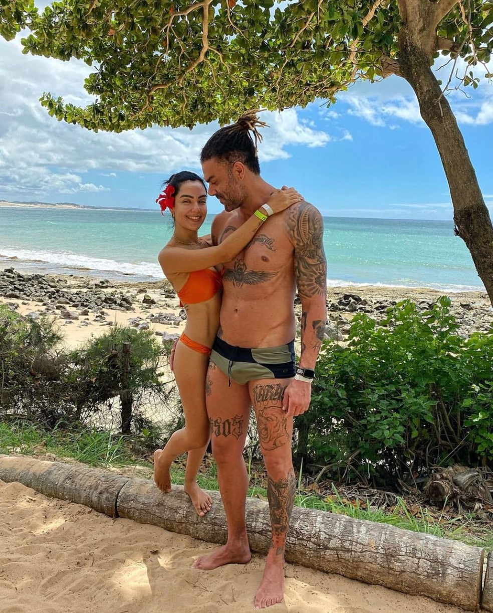 Alan Passos e a esposa, Flávia Diniz, em registro em Tibau do Sul, litoral do RN — Foto: Redes sociais