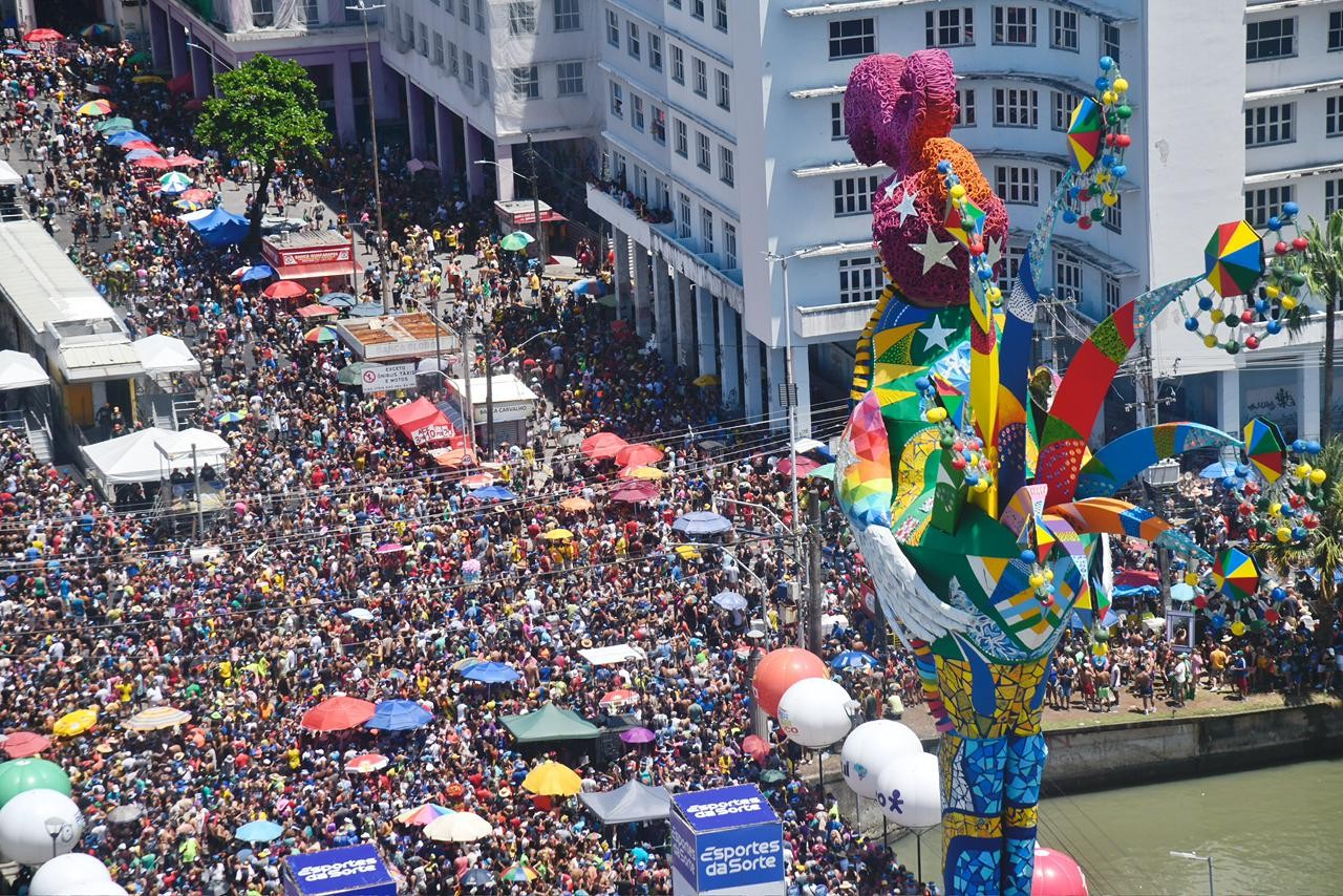 Beijos de famosos, casamento em bloco e multidões nas ruas: veja como foi o sábado de carnaval pelo país