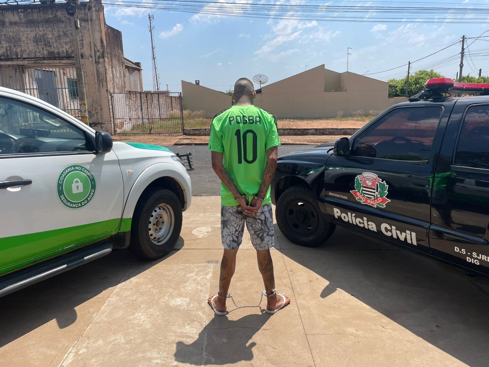 Polícia prende suspeito de descumprir medida protetiva após enforcar e esfaquear ex-companheira nas costas 