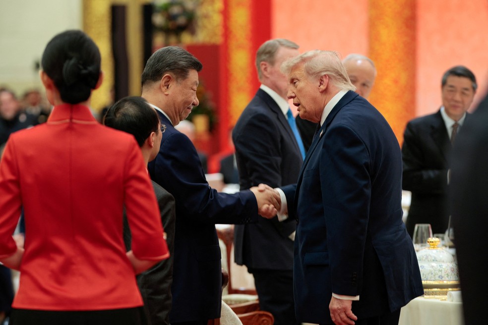 Presidente da China, Xi Jinping (à esquerda), e presidente dos EUA, Donald Trump, apertam as mãos após seus discursos em banquete de Estado no Grande Salão do Povo, em Pequim, na China, em 14 de maio de 2026. — Foto: REUTERS/Evan Vucci