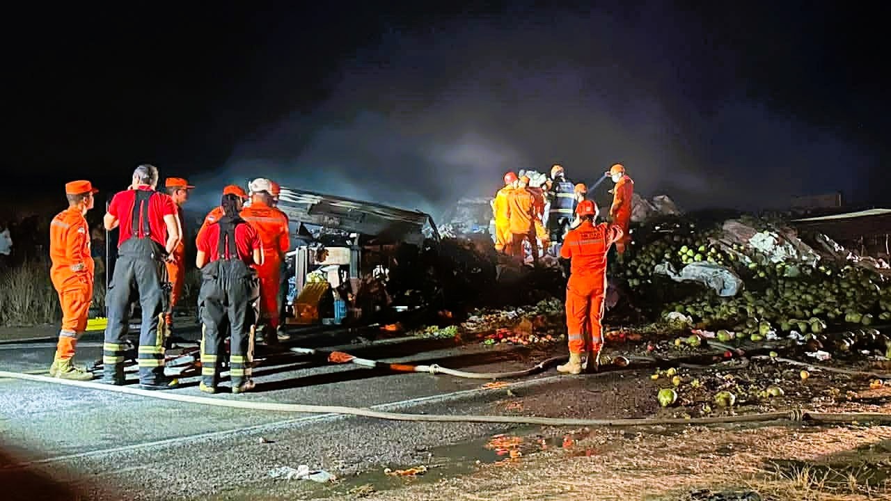 Motorista morre carbonizado após batida entre dois caminhões na BR-316, no Sertão de PE