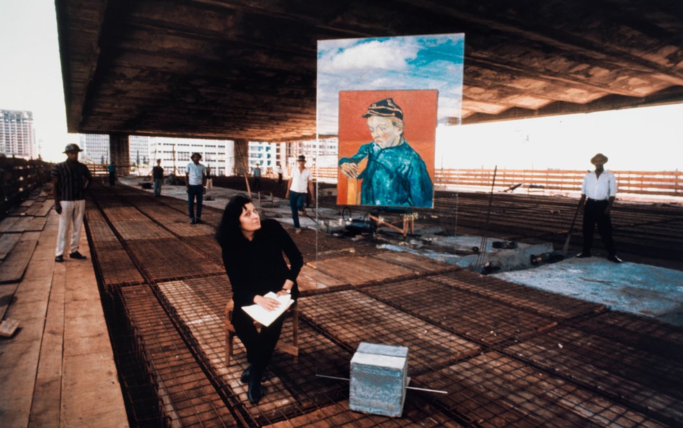 Lina Bo Bardi, responsável pelo projeto arquitetônico do Masp, posa na construção — Foto: Acervo/Masp