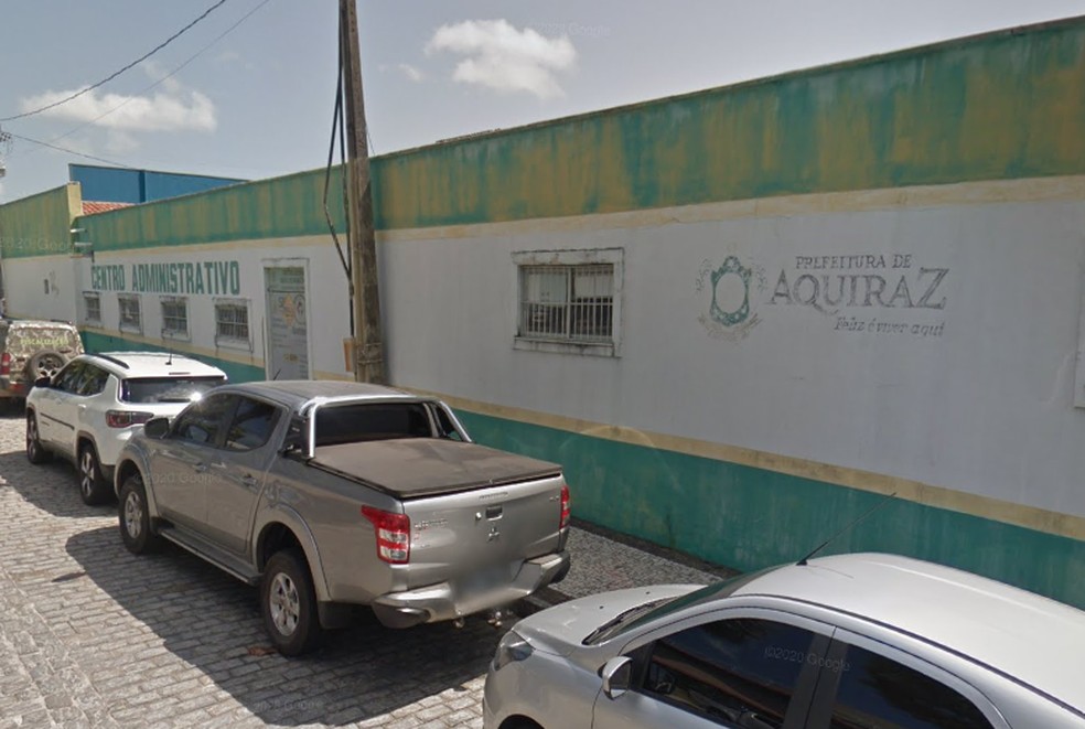 A Prefeitura de Aquiraz exonerou servidores temporários após exceder gastos com pessoal — Foto: Google Street View