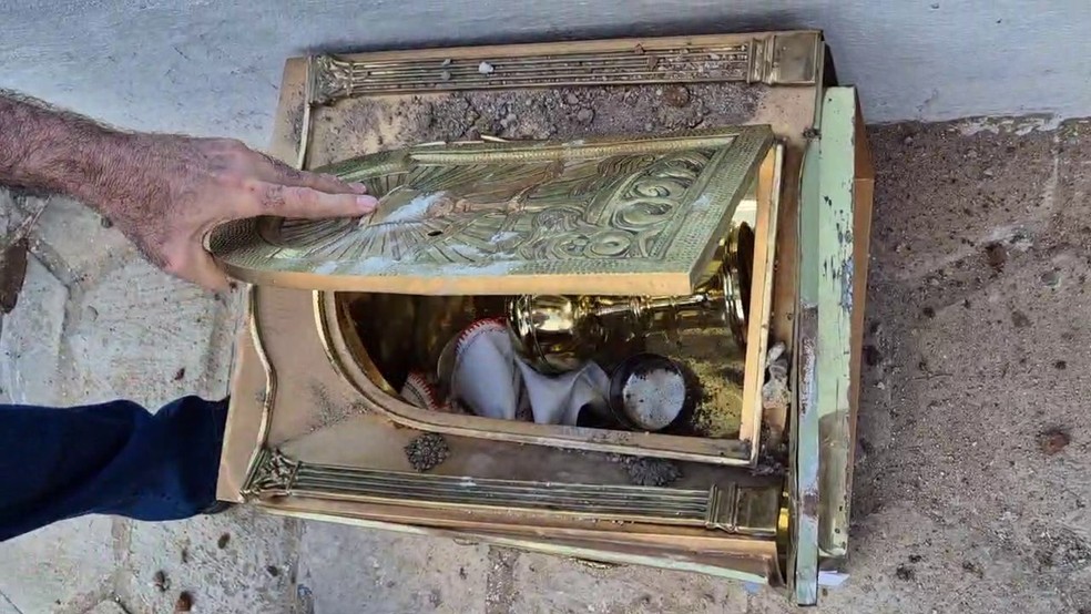 Sacrário ficou danificado após furto — Foto: Divulgação/Polícia Militar