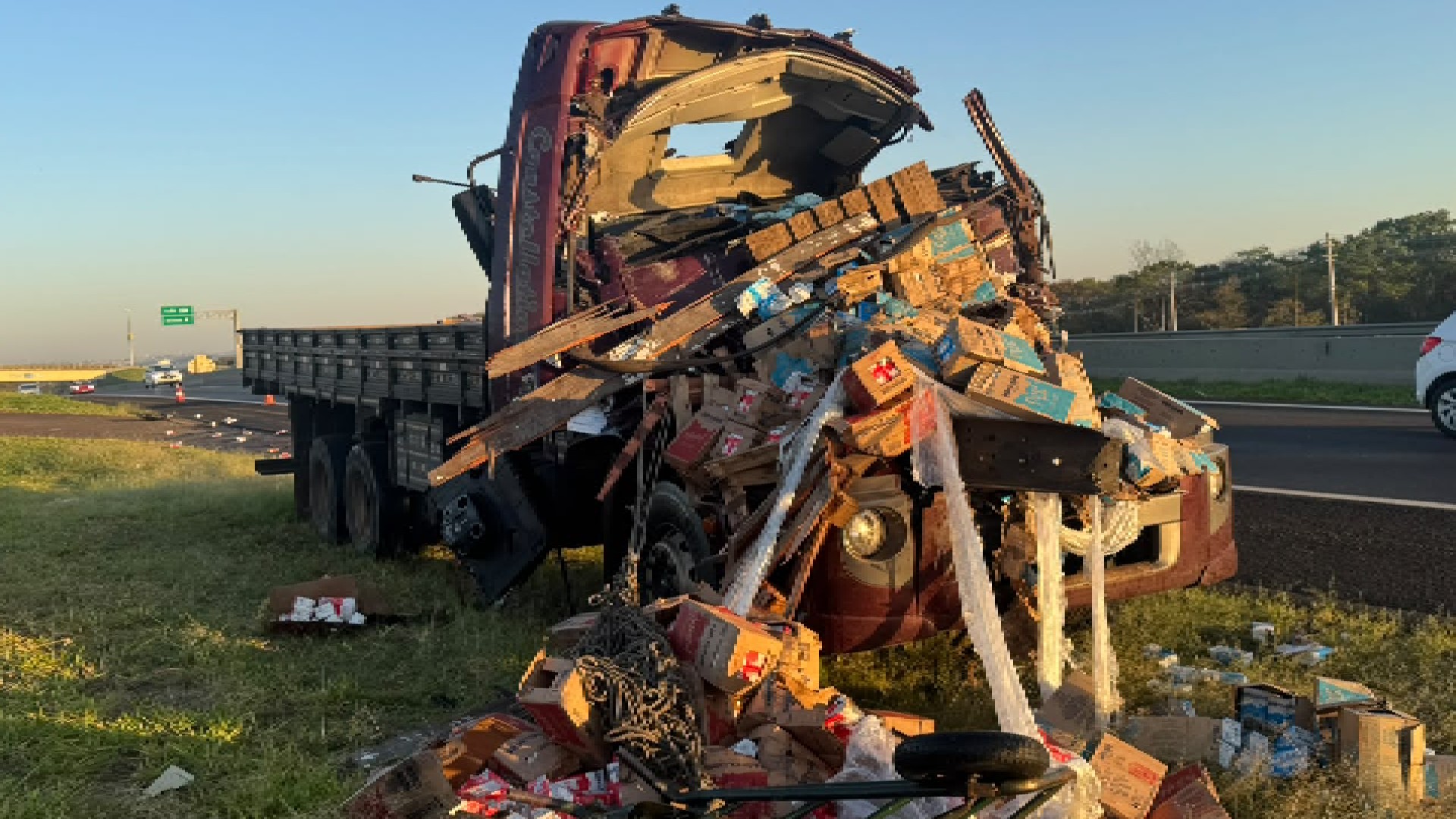 Motorista morre após batida traseira entre caminhões na SP-225 em Bauru