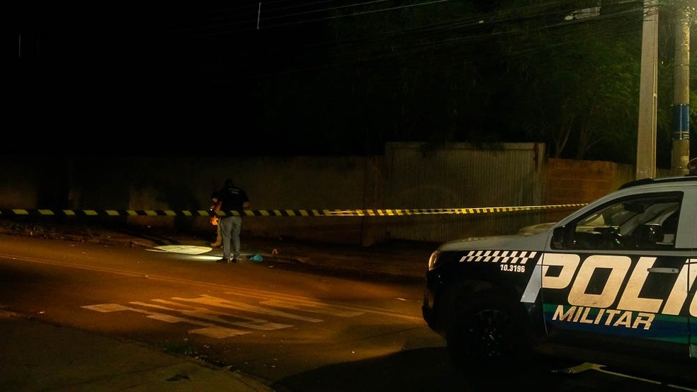 Policiais sinalizam projéteis no chão próximo a esquina onde Luana foi alvejada — Foto: Tero Queiroz