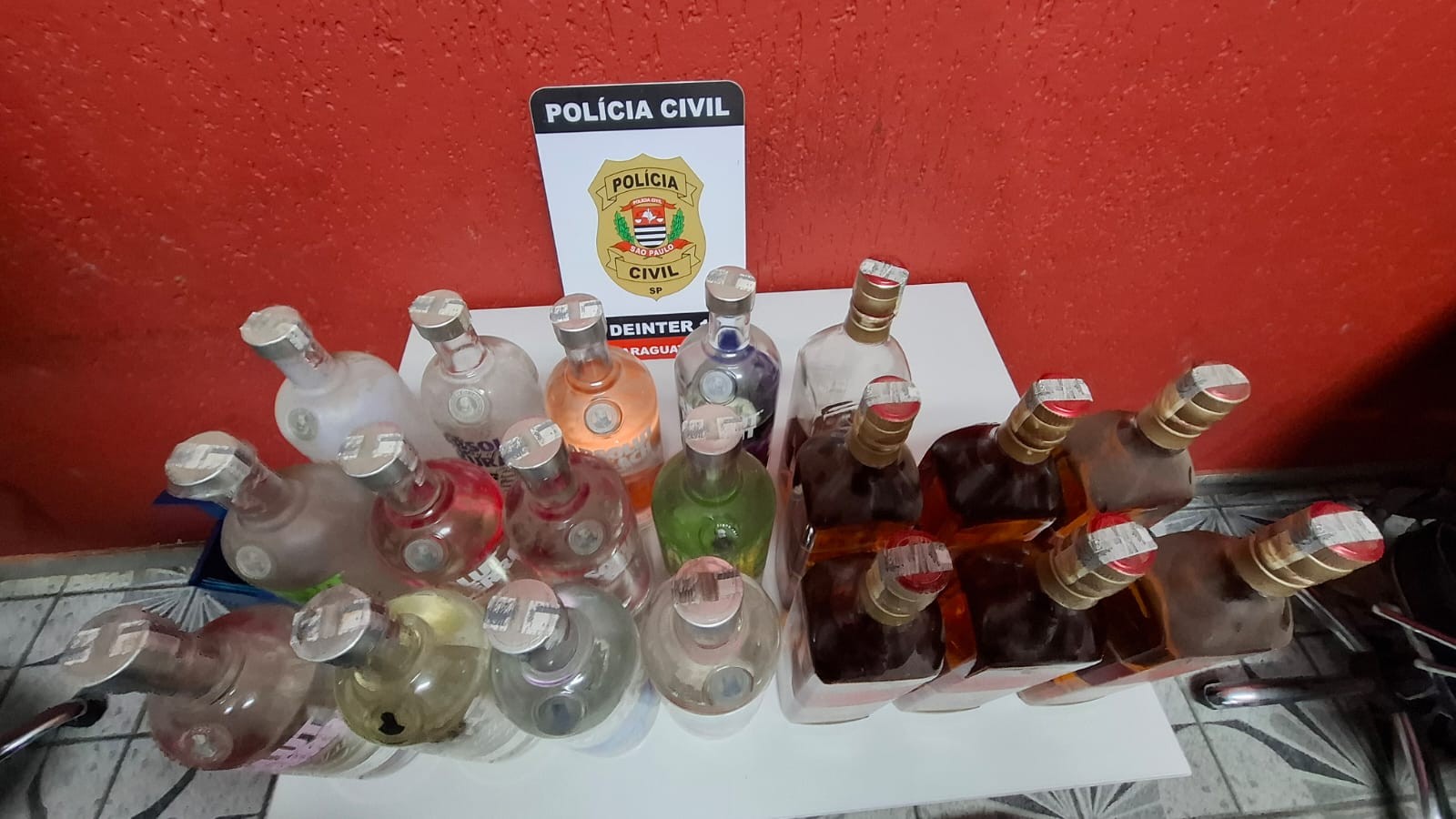 Operação contra adulteração de bebidas prende homem e interdita adegada em Caraguatatuba