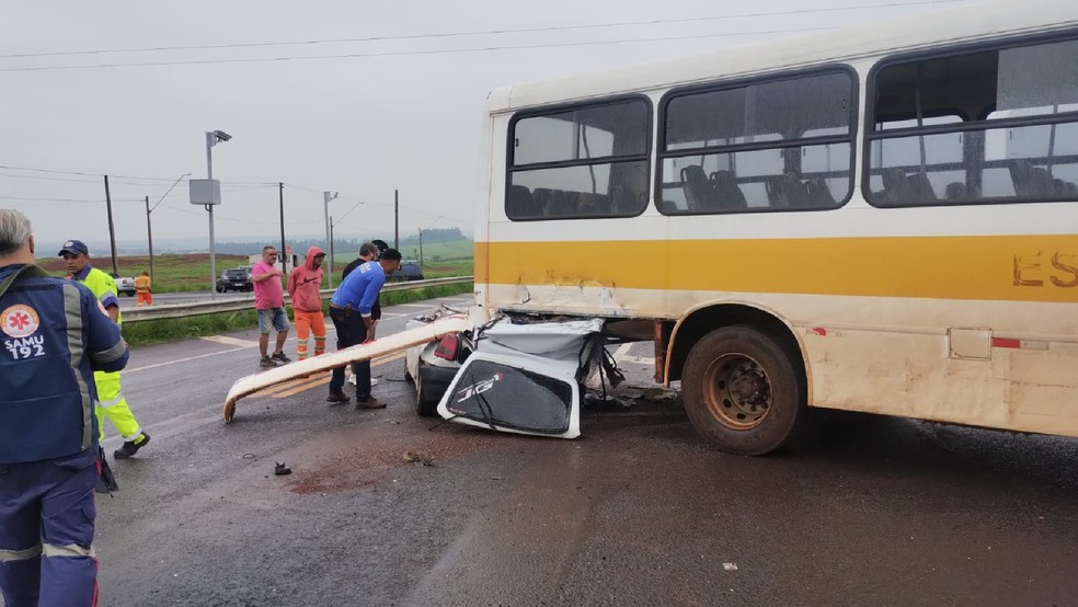 Homem morre após um acidente entre um carro e um ônibus na saída de Jaú (SP) para Bariri (SP), na manhã desta quinta-feira (29) — Foto: Luiz Magesto/Reprodução