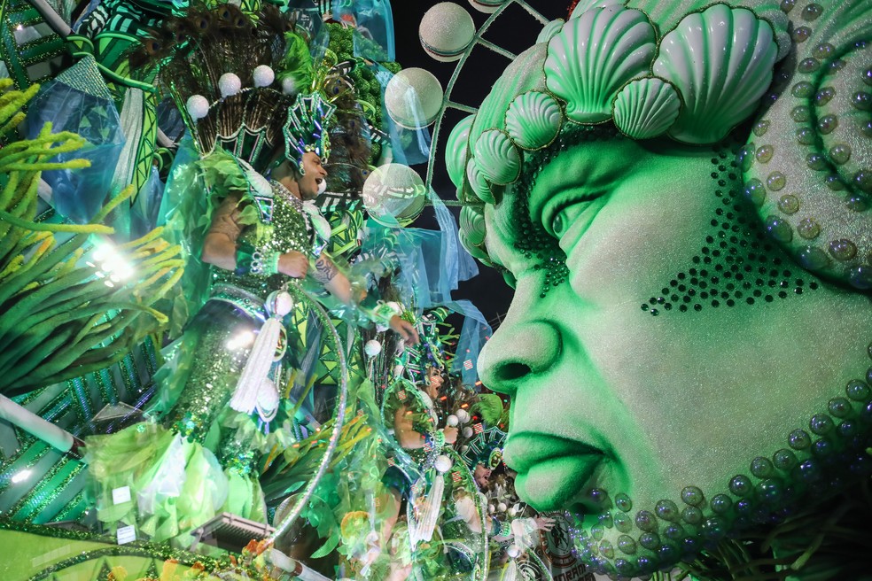 Escola Mocidade Algre durante desfile do Grupo Especial na 2ª noite no Anhembi; fotografia feita em múltipla exposição faz parte de ensaio especial do g1 realizado durante o carnaval de SP — Foto: Fábio Tito / g1