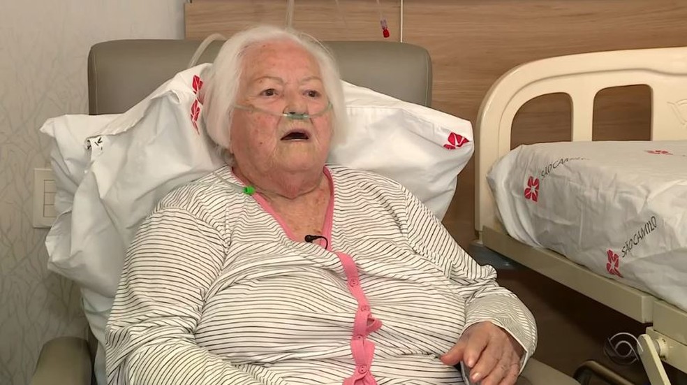 Aposentada de quase 100 anos ficou 9 horas agarrada em parreira à espera de resgate — Foto: Reprodução/RBS TV