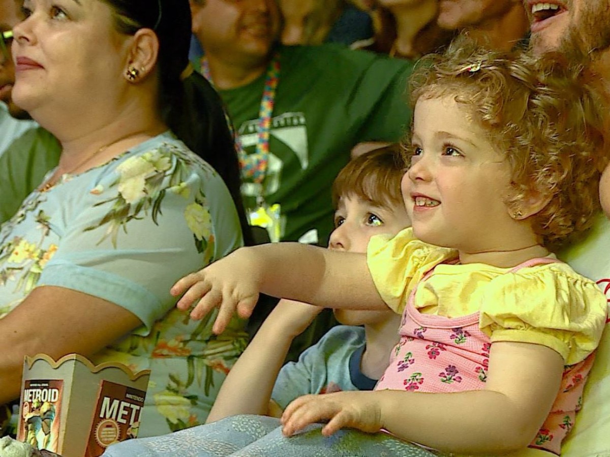 Sem palmas, menos cor e luz reduzida: conheça o circo adaptado para crianças e adultos com deficiência e autismo