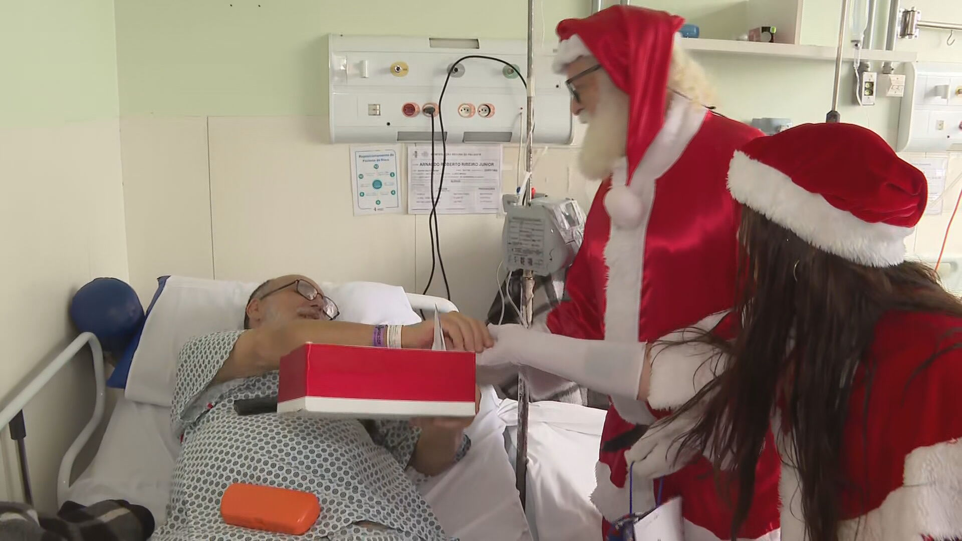 VÍDEO: pacientes do Hospital de Base recebem presentes do Papai e da Mamãe Noel