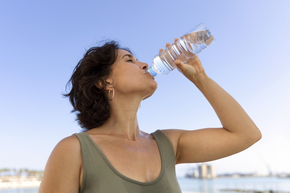 Se vai curtir, adote hábitos saudáveis, como a hidratação e o consumo de alimentos naturais. — Foto: Ilustração