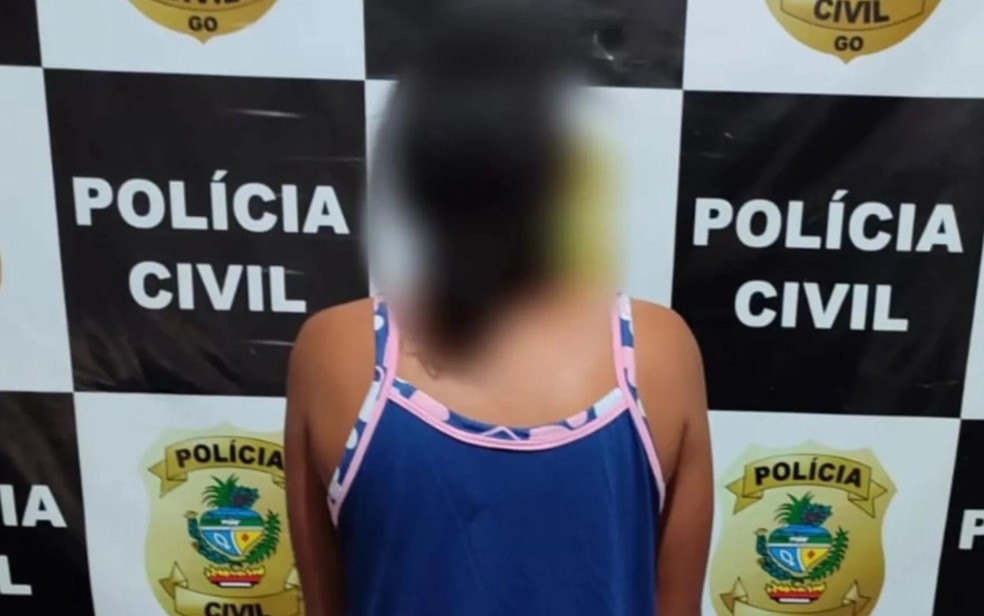 Mãe é presa após manter filha acorrentada dentro de casa — Foto: Reprodução/Polícia Civil