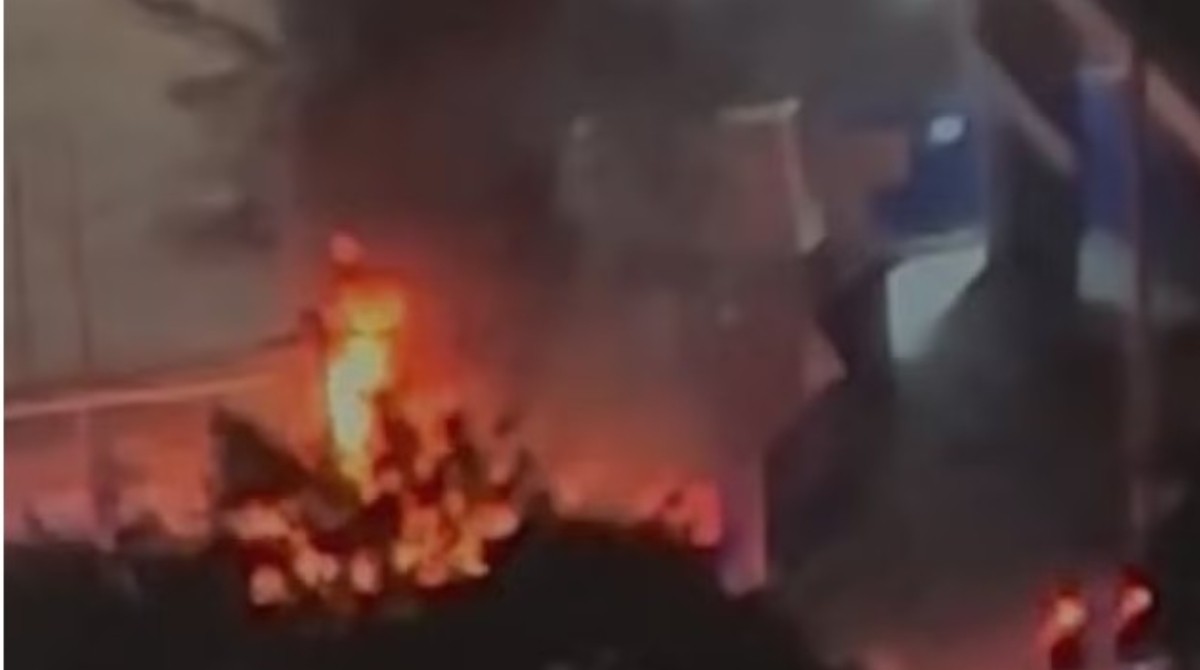 Perseguição policial termina com carro em chamas perto da Rua Vergueiro, no Centro de SP; dois suspeitos são presos