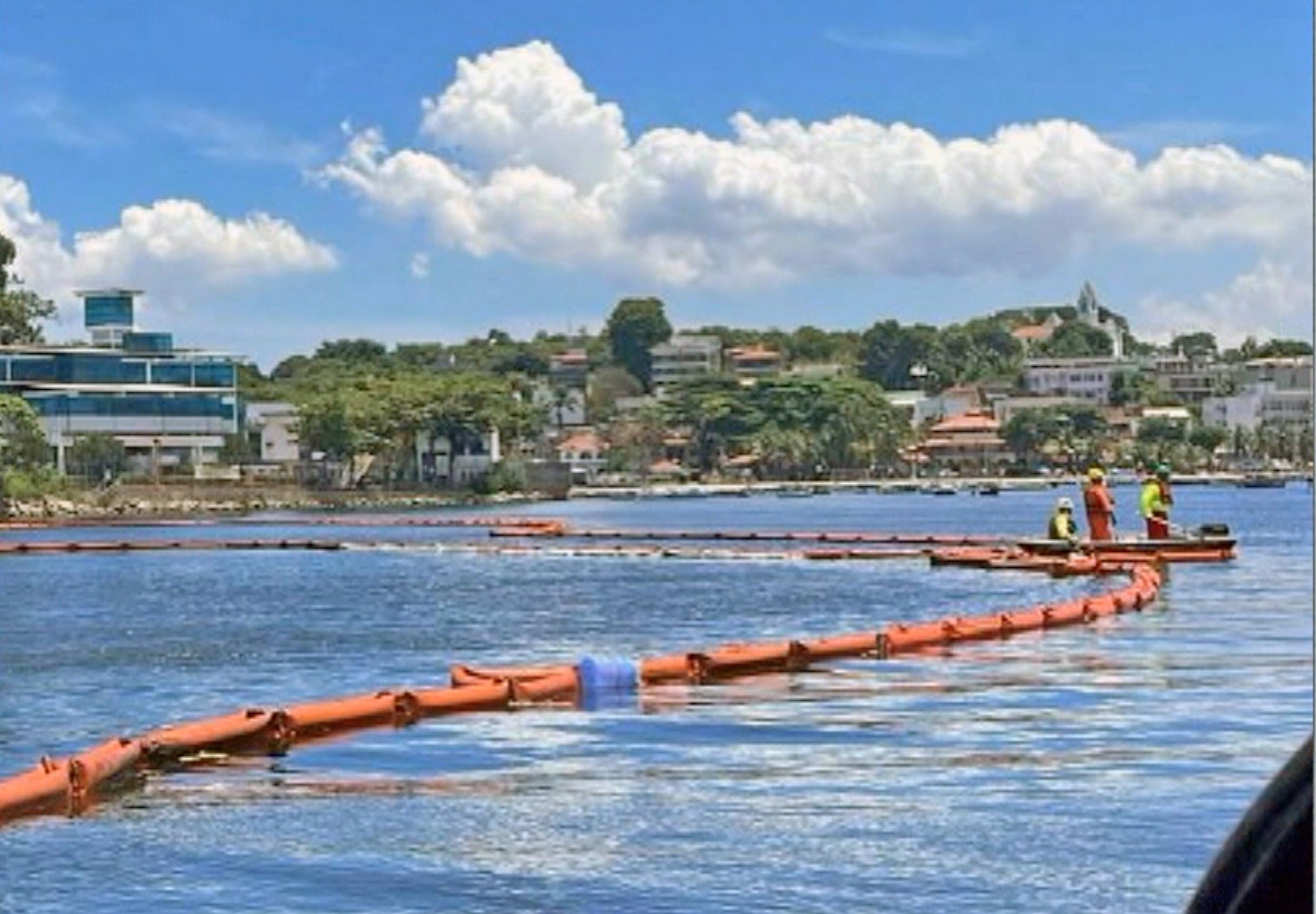 Após incêndio em fábrica na Ilha, Inea encontra ‘resíduos oleosos’ na Baía de Guanabara