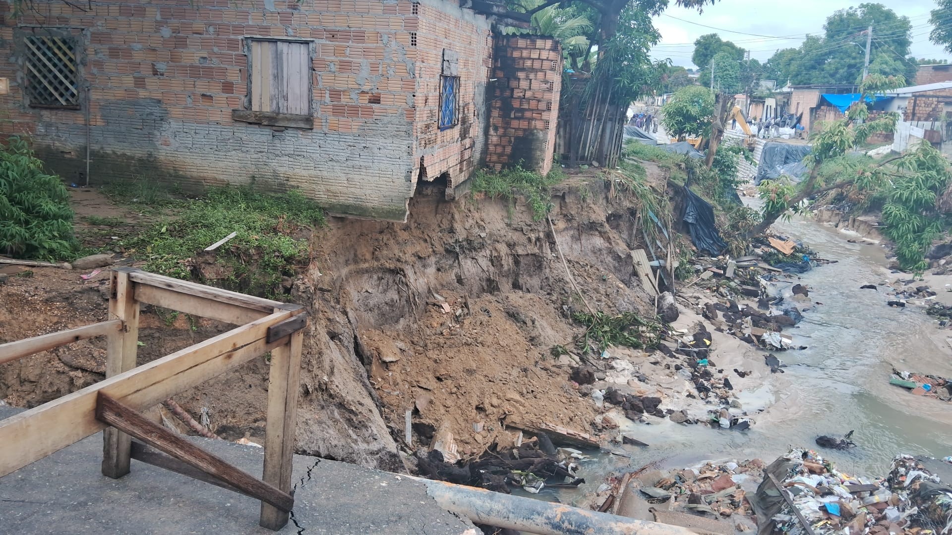 Casa a beira de igarapé fica prestes a desabar durante chuva que atinge Manaus nesta sexta-feira (17)