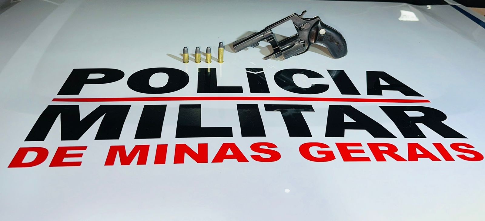 Homem é preso com arma após fugir da PM e invadir a casa de um idoso, em Araçuaí 