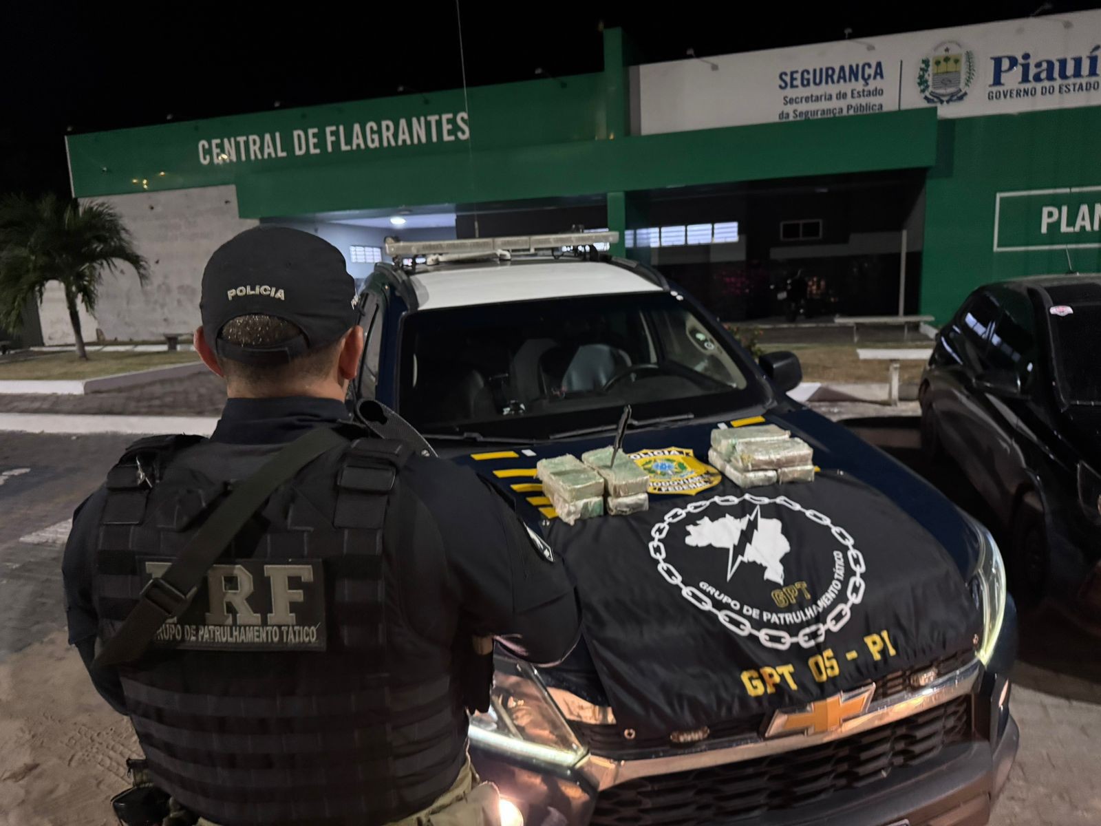 Cerca de 10 kg de crack são apreendidos em carro e rodovia no litoral do PI; dois jovens detidos