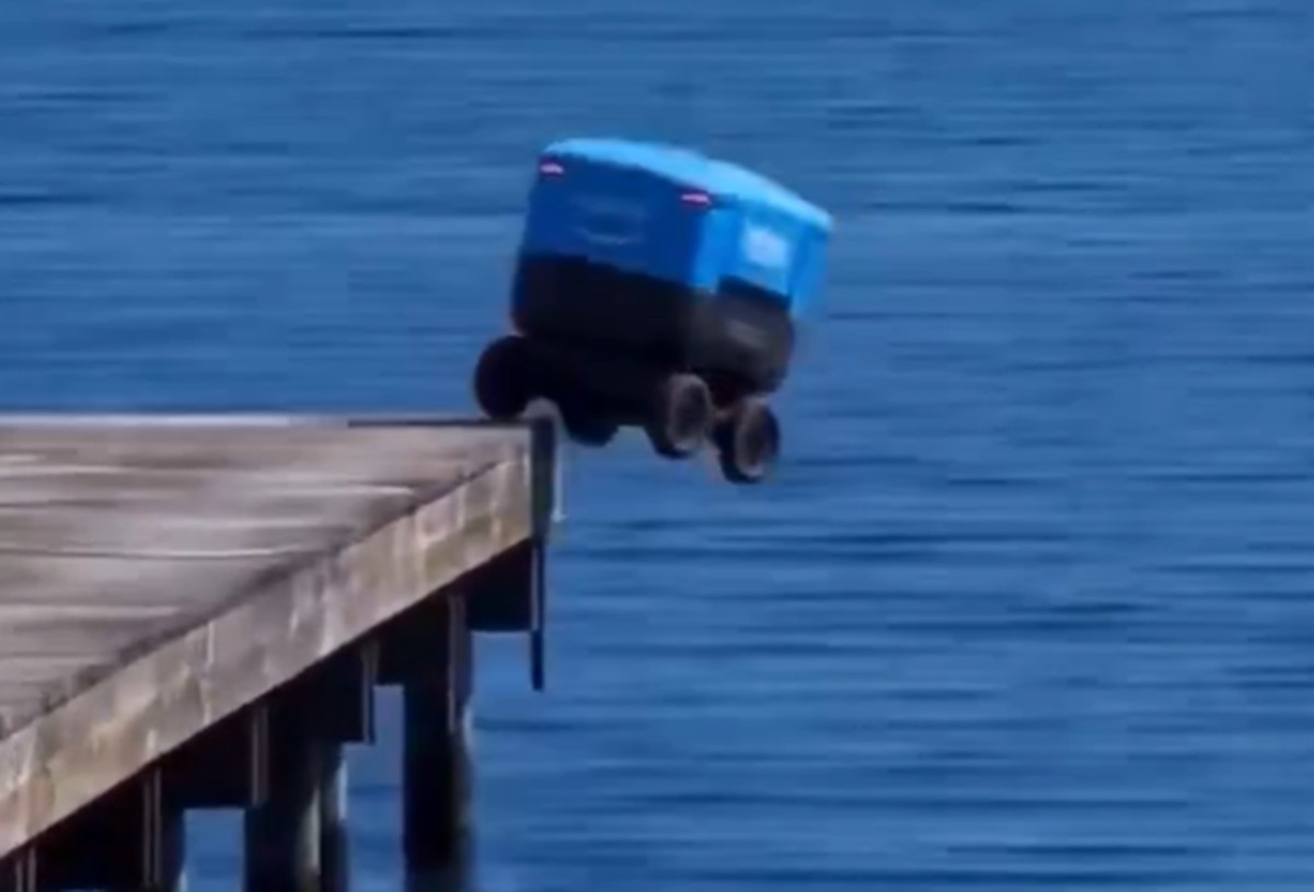 É #FAKE vídeo de robô de entregas da Amazon se jogando no mar