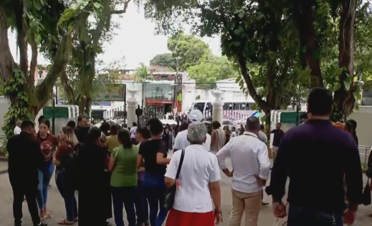 Padre que morreu em desabamento de laje em Salvador é sepultado sob forte comoção: 'grande sacerdote e amigo'
