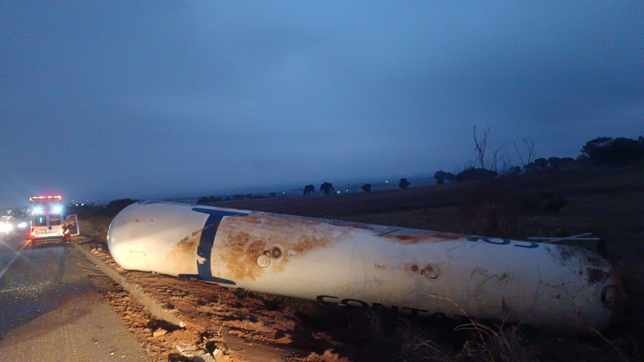 BR-153 é totalmente interditada em Centralina após tombamento de carreta com gás de cozinha