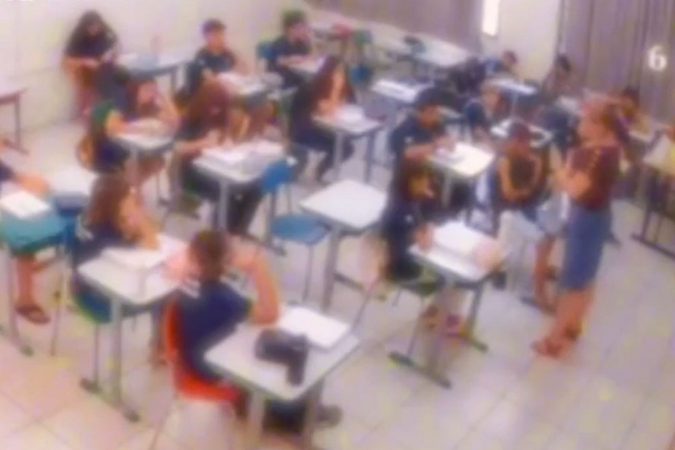 Professora foi afastada da função em Potirenbada (SP) — Foto: Reprodução / Câmera de segurança