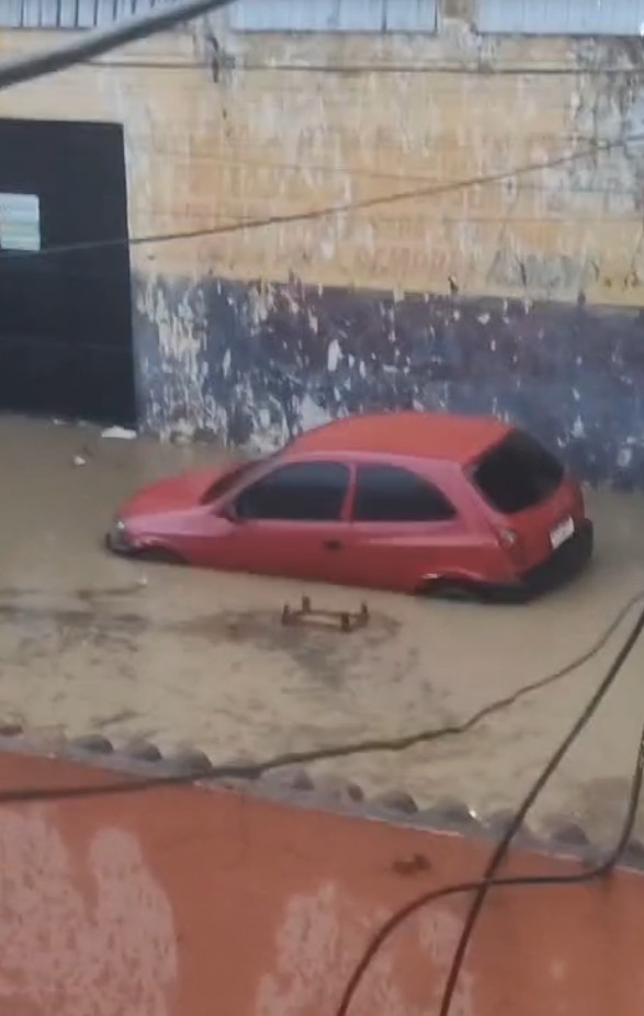 Chuva forte atinge o RJ; Nova Iguaçu registra 94 mm em 1 hora