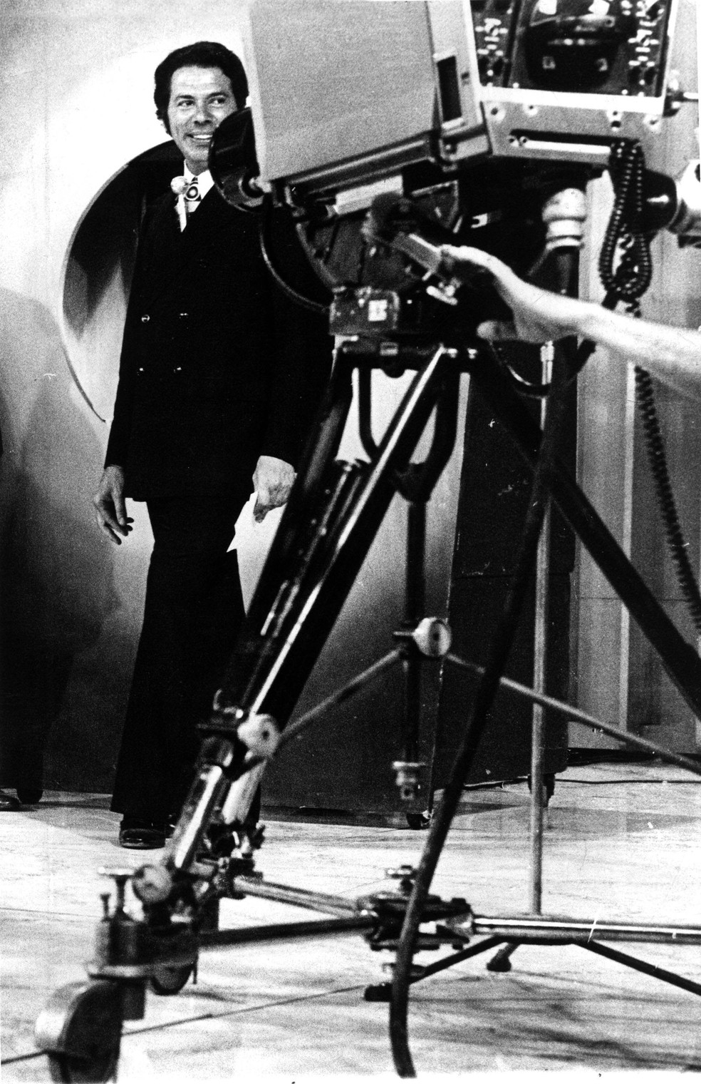 Retrato do apresentador e animador Silvio Santos durante grava&ccedil;&atilde;o de seu programa de audit&oacute;rio na TV Globo em novembro de 1971, em S&atilde;o Paulo &mdash; Foto: Solano de Freitas/Estad&atilde;o Conte&uacute;do/Arquivo