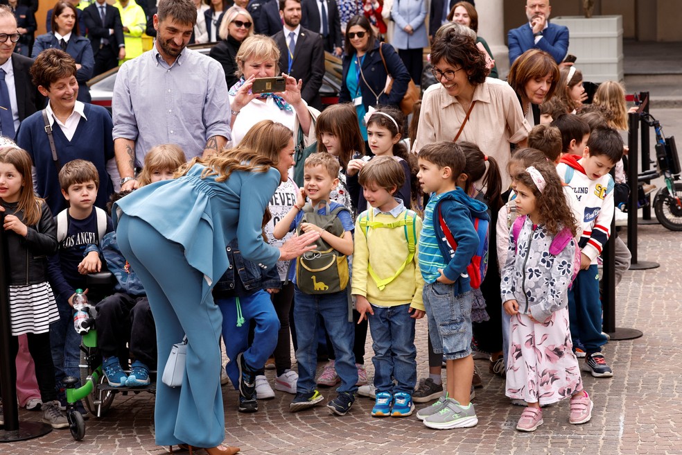 Kate Middleton falando com crianças em visita oficial à Itália — Foto: REUTERS/Remo Casilli