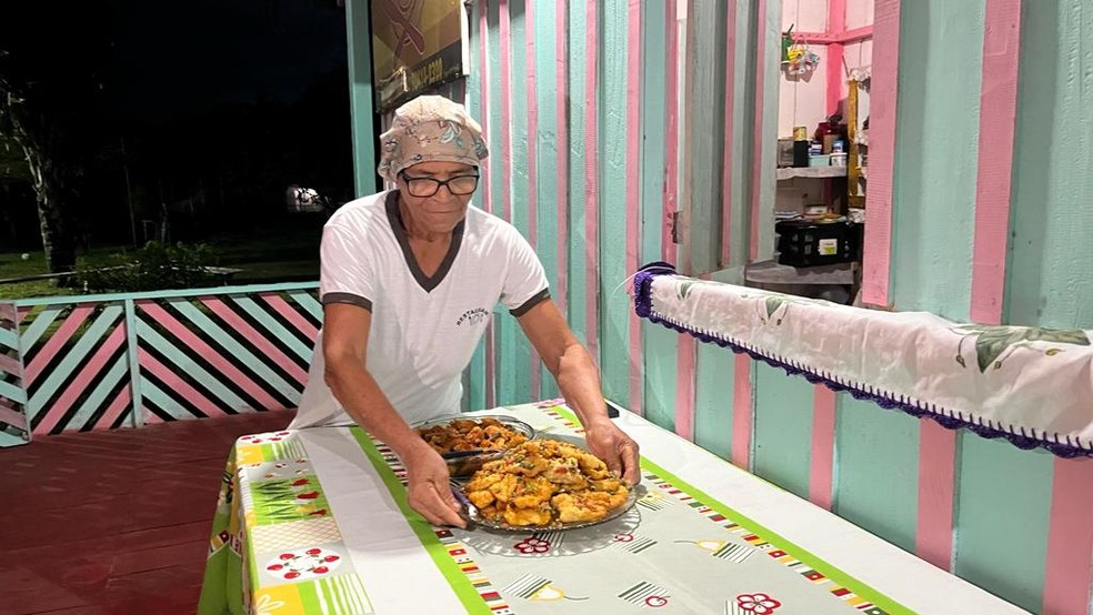 Domingas é cozinheira há mais duas décadas mas nos últimos 5 anos começou a se dedicar á culinária regional — Foto: Emily Costa/g1 RO